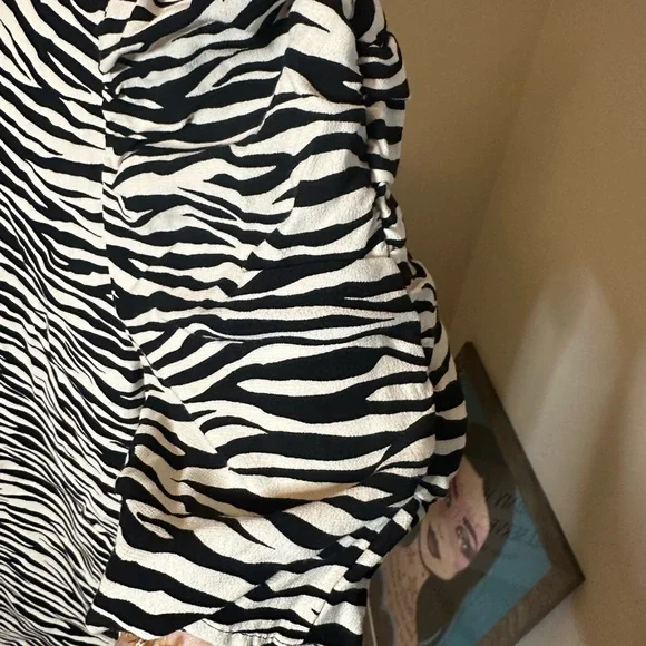 Loft Women's Short Puff Sleeve Top Zebra Print Blouse Crew Neck L - Picture 3 of 6